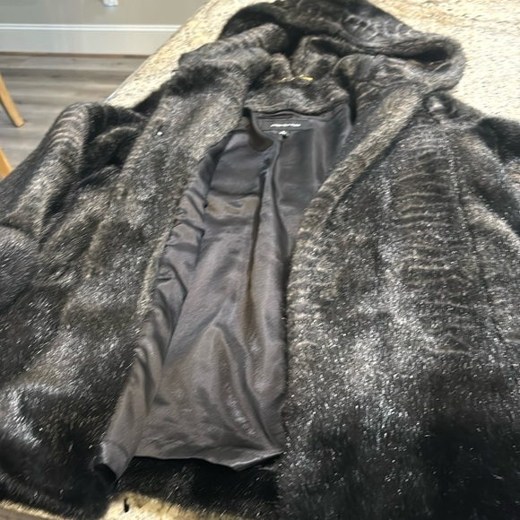 Jones New York size medium faux fur coat like new - Picture 2 of 6